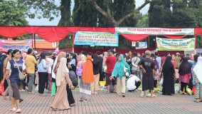 Jelang Idulfitri, Warga Purbalingga Borong Aneka Komoditas di  Pasar Murah Alun-alun