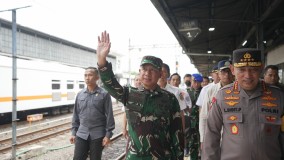 Panglima TNI Tinjau Puncak Arus Mudik di Stasiun Pasar Senen