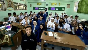 Tim PkM Mahasiswa Ilkom USM Melatih Fotografi Jurnalistik di SMA Instindo Semarang