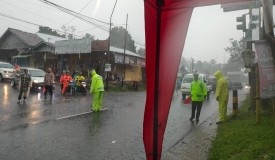 Hujan Tak Halangi Polisi di Purbalingga  Atur Lalu Lintas saat Arus Balik Lebaran