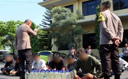 29 Remaja di Magelang Diamankan Polisi karena Pesta Miras di Acara Halalbihalal, 50 Liter Ciu Disita