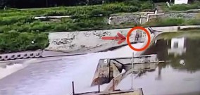 Belum Ditemukan! Pria ini Masuk ke Dalam Arus Kali Bratas Hingga Tidak Diketahui Nasibnya, Rekaman CCTV Memberikan Gambaran Jelas