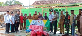 Rumah Terbakar, Ari Nuryanto Terima Bantuan