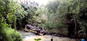 Truk Terjun Bebas ke Dalam Sungai di Milangsari Magetan, Beruntung Sang Pengemudi Hanya Patah kaki
