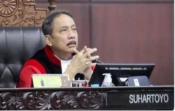 Banyak Ngecap di Semua Stasiun Televisi, Ternyata Hakim MK Suhartoyo Alat dari Kekuasaan