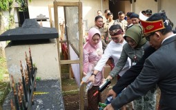 Bupati Tiwi Pimpin Pemusnahan 1.250 Botol Miras di Halaman Kantor Satpol PP
