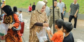 Ibu Riana Sari Arinal Gelar Gerakan “Beli dan Bagi” di Halaman Dekranasda Lampung