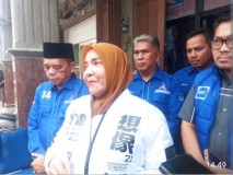 Cocoklogi, Tulisan Jaket Eva Ketika Serahkan Berkas Bacawalkot ke PD