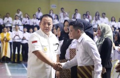 Tingkatkan Kualitas Pelayanan Publik, Gubernur Arinal Djunaidi Serahkan SK Fungsional Guru, Tenaga Kesehatan dan ASN Pemerintah Provinsi Lampung.