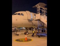 Viral di Medsos! Miskomunikasi, Petugas Bandara Terjatuh dari Pesawat