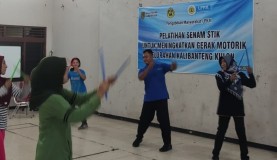 Tim PkM USM Beri Pelatihan Senam Stik kepada Warga Kalibanteng