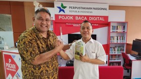 Lengkapi Pojok Baca Digital PWI, Ketua JMSI Sumbang 2 Buku Karyanya