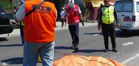 Tragis Nasib ABG Mojokerto ini, Menyalip Truk Tronton Dari Kiri Sepeda Motor Selip Masuk Kolong dan Terlindas