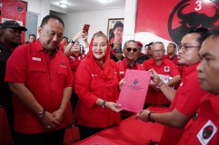 Mbak Ita Serahkan Formulir Pendaftaran, Siap Majukan Kota Semarang