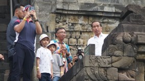 Mengajak Cucu, Jokowi Menelusuri Lorong Candi Borobudur