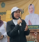 Ketua LKKS Prov Riana Sari Arinal Membagikan Bantuan dari Gubernur Lampung 