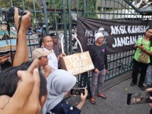 Demo Tolak RUU Penyiaran, Wartawan Segel Pintu Gerbang DPRD Jateng