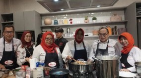 Bertagline Cooking For Hope PMI With Sasa, Relawan PMI Jakbar Berlatih Memasak Sehat dengan Citarasa 