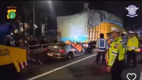Mobil Porsche Cium Belakang Truk di Tol Dalam Kota Sebelum GT Kuningan 2, Satu Orang Tewas Ditempat