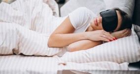 7 Tips Tidur Nyenyak di Malam Hari Meski Banyak Pikiran