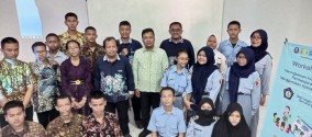 Tim FTIK USM Beri Pelatihan Pemanfaatan Aplikasi Canva bagi Siswa SMKN 10 Semarang