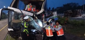 Bus Harapan Jaya Tabrak Bak Truk di Tol Jombang-Mojokerto, Kondektur Asal Kediri Tewas