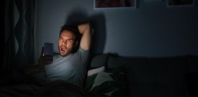 Sering Terbangun Tengah Malam Saat Tidur: Penyebab dan Cara Mengatasinya