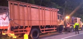 Remblong Truk Berisi Keluarga Gresik Terguling dan Tabrak tebing di Jalan Tembus Magetan-Tawangmangu
