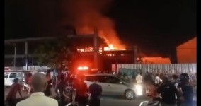 Tiap Malam Para Kuli Bikin Api Unggun, Bangunan Calon Hotel dan Mall Luwes di Madiun Terbakar Hebat