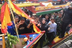 Wali Kota Eva Ikut Melarung Sesaji Tradisi Nelayan Teluk Lampung