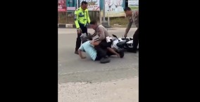 Viral Video ! Hendak Kabur Karena Takut Ditilang, Pemotor Ini Tabrak 2 Polisi Hingga Terjatuh dan Terpental