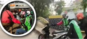 Viral, Rombongan Ojol Ceburkan Motor Debt Collector yang Tarik Paksa Motor Driver ke Sungai!