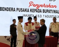 Bupati Lamtim M Dawan Rahardjo Terima Duplikat Bendera Pusaka di Jakarta