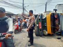 Truk Sampah Terguling, Unit Lantas Polsek Neglasari Tangani Cepat dan Tertibkan Lalu Lintas