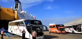 Sebanyak 70 Bus Dikirim ke IKN Untuk Transportasi Selama Pelaksanaan Upacara HUT RI ke-79 dari Pelabuhan Tanjung Perak Surabaya