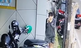 Viral, Sejoli Terekam CCTV Nyolong Helm, Netizen: Sehidup Semaling Jangan Ya Dek Ya!