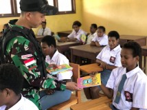 Satgas Pamtas Yonif 111/KB Bangkitkan Semangat Pelajar di Perbatasan Papua