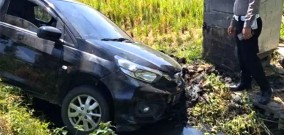 Bus Sugeng Rahayu Gagal Menyalib, Mobil Pak Kiai Asal Magetan Ditabrak Hingga Masuk Parit