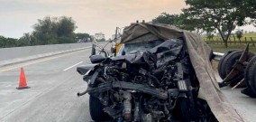 Honda CRV Hantam Truk Dari Belakang di Tol Saradan-Jombang, Dua Meninggal Mobil Hendak ke Malang