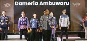 Sedikit Grogi Wali Kota Surabaya, Eri Cahyadi Jadi Model Fashion Show Batik UMKM Surabaya