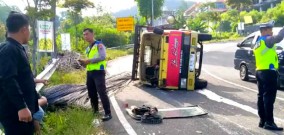 Angkut Tiga Ton Besi Konstruksi, Truk Angkel dari Karanganyar Terguling Akibat Rem Blong di Plaosan Magetan