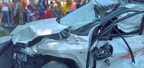 Pengendara Sembrono Mobil Yaris Cross Ditabrak KA Penataran di JPL Porong