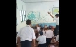 Viral Video Siswa SMP Aniaya Teman Dikelas Hingga Terkapar Tak Sadarkan Diri