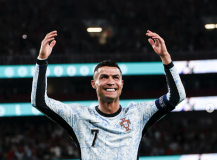 Cristiano Ronaldo Tampak Emosional Setelah Mencetak Golnya yang Ke-900.