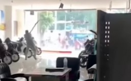 Viral, Video Seorang Pria Merusak Deretan Motor di Dealer Gegara Kredit Ditolak