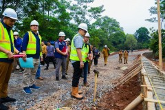 Tinjau Pembangunan Jalan Akses Menuju TPU Sarimulya, Pilar Pastikan Berjalan Lancar