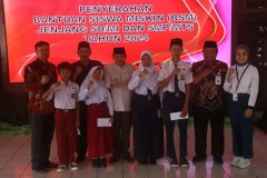 Peduli Pendidikan, Bupati Semarang Serahkan Bantuan Sosial Siswa Miskin 