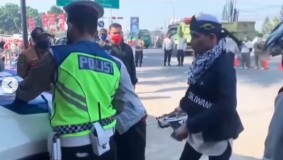  Pura-pura kesurupan saat Ditilang Polisi