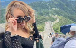 Mariah Carey Naik Tembok Besar China dengan Hig Heels 6 Inci, Akhirnya Ganti Sepatu