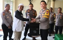 Polres Tangsel Beri Bantuan Kotak Amal untuk Musholla Ar-Rohman Usai Pencurian